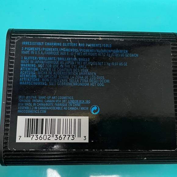 Irresistibly charming glitter and pigment blue - Picture 4 of 4